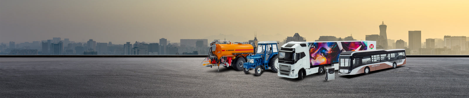 Stadslandschap met diverse schaalmodellen. waaronder een landbouwmachine, tractor, vrachtwagen en bus.